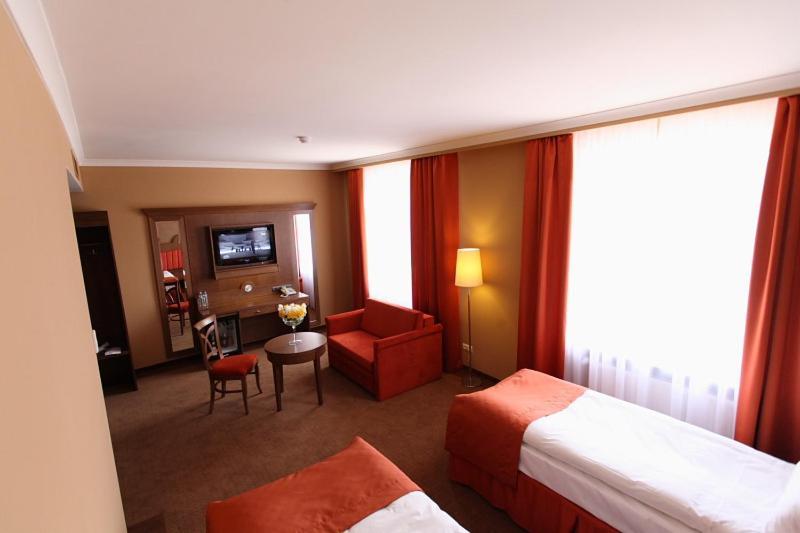 Grand Hotel Kielce Buitenkant foto